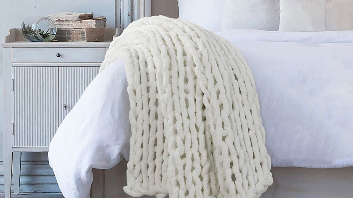 Chunky Chenille Braided Throw Airy Comfort