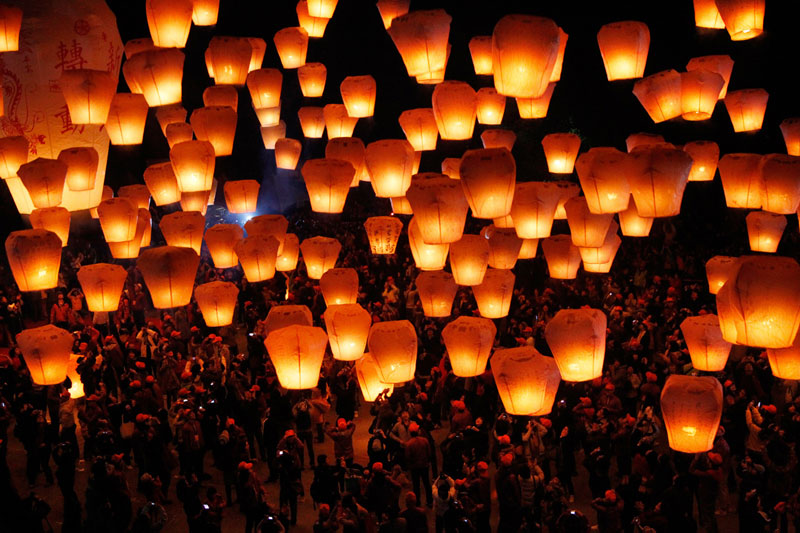 Sky Illuminaires Assorted Color Lanterns