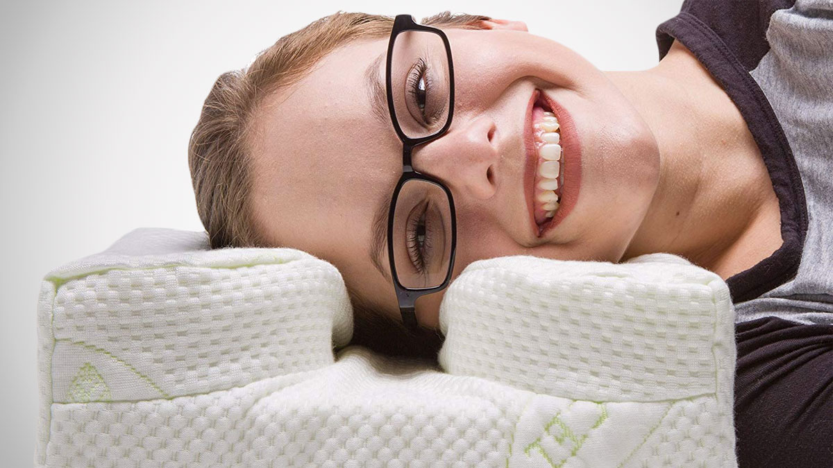 The LaySee Nesting Pillow for Eyewear Users